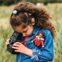 Lottie Bábika fotografka s načúvadlom