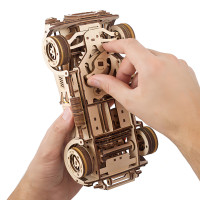 Ugears 3D drevené mechanické puzzle Driftujúce pretekár Cobra