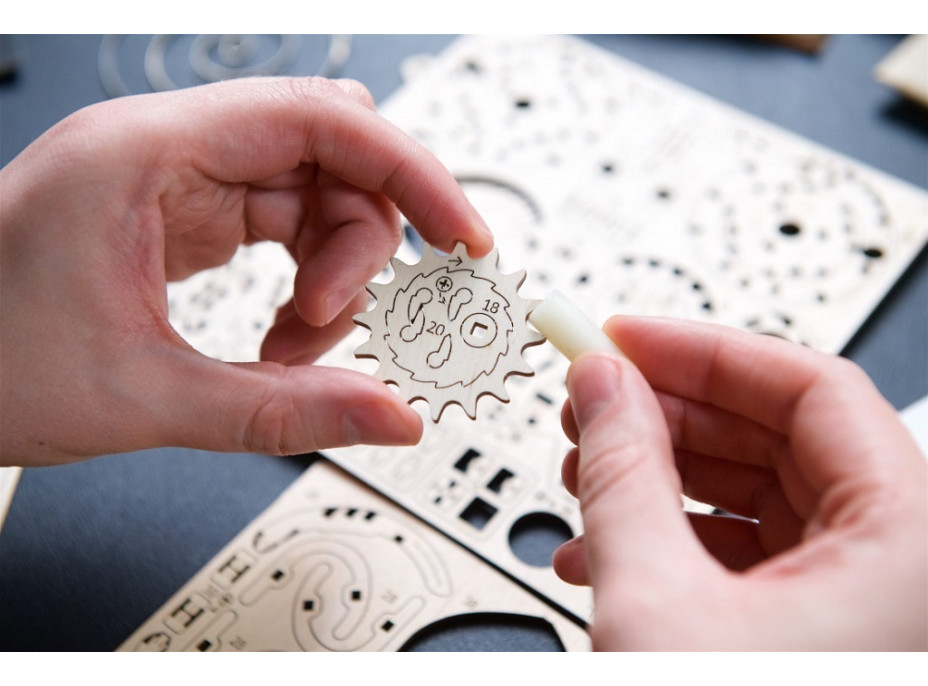 Ugears 3D drevené mechanické puzzle Zlatonka, Harry Potter