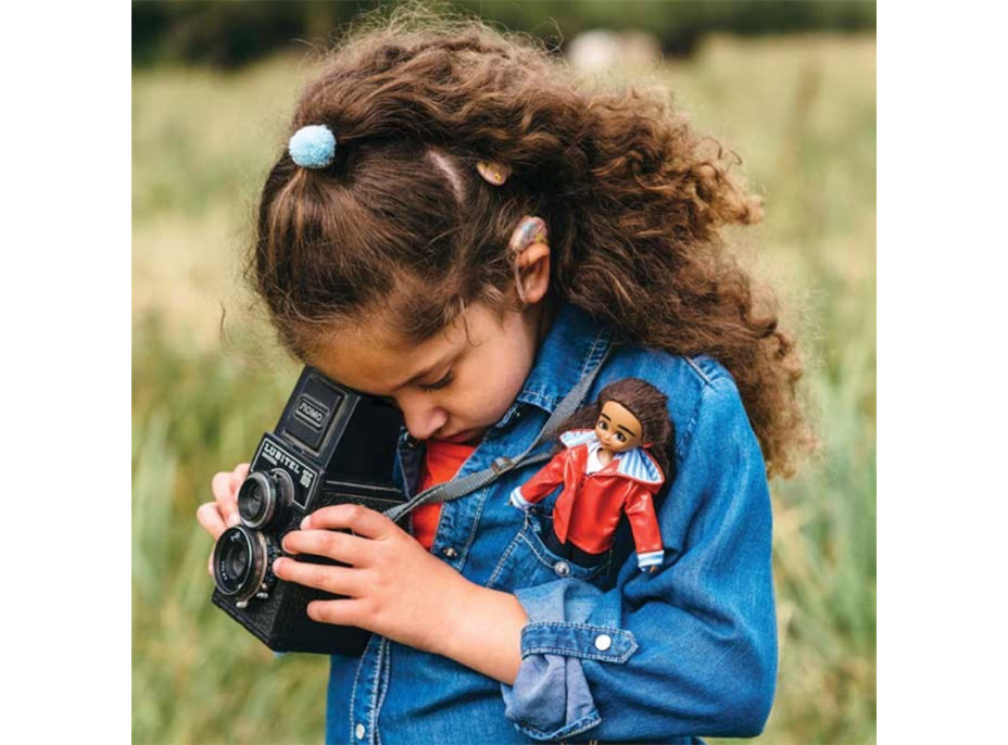 Lottie Bábika fotografka s načúvadlom