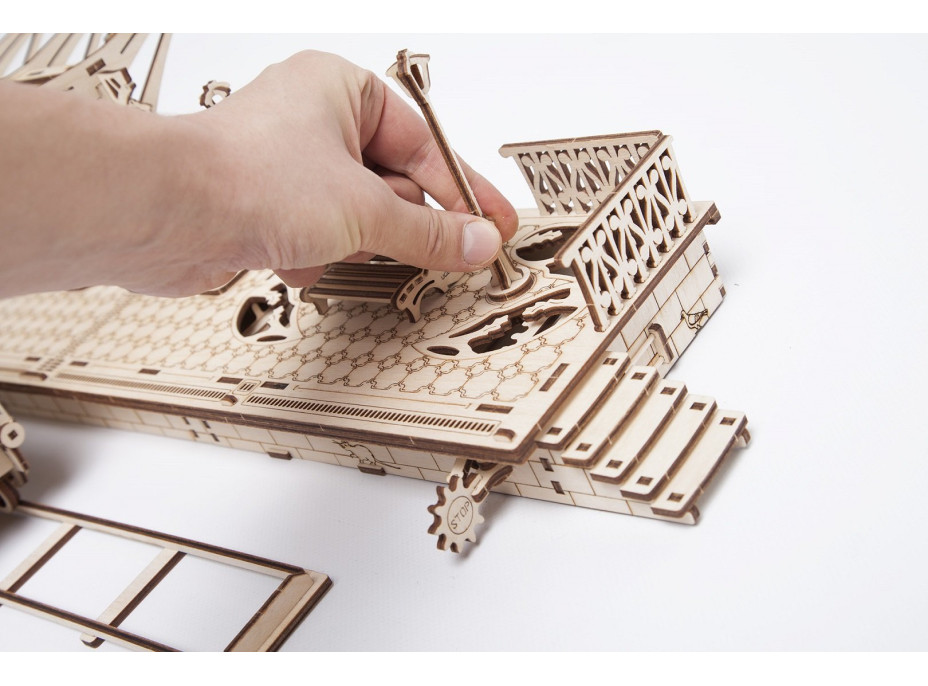 Ugears 3D drevené mechanické puzzle Železničné nástupište