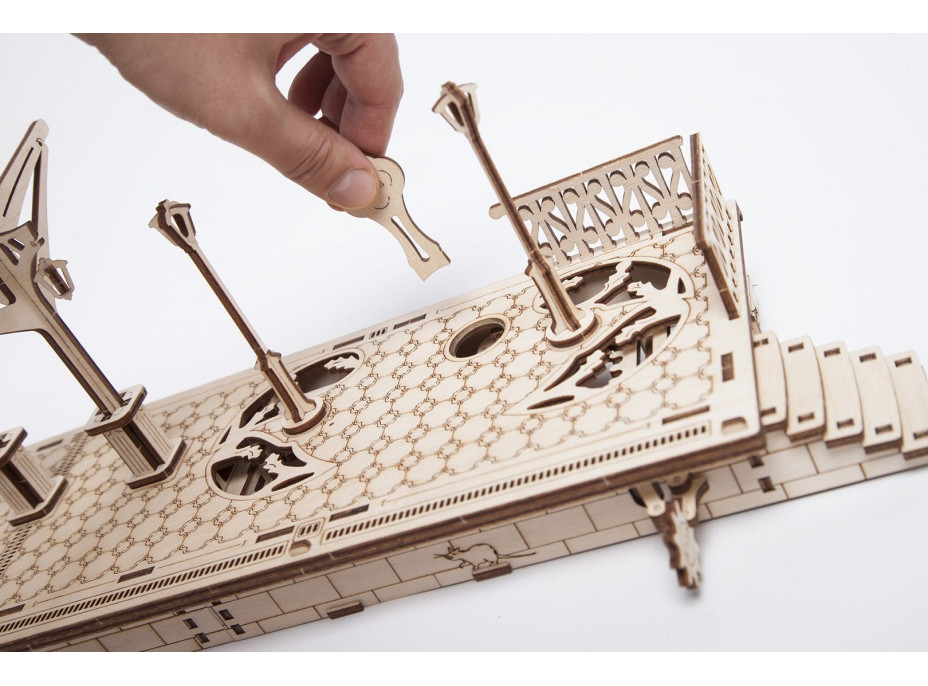 Ugears 3D drevené mechanické puzzle Železničné nástupište