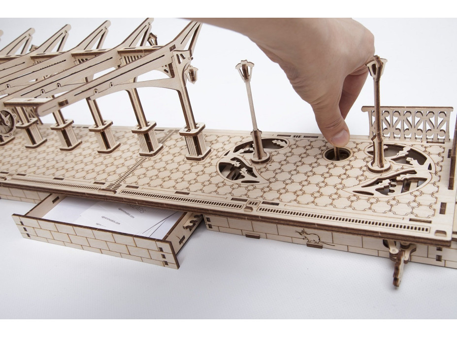 Ugears 3D drevené mechanické puzzle Železničné nástupište