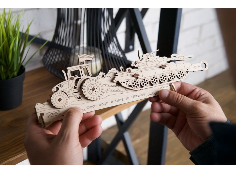 Ugears 3D drevené mechanické puzzle Brave UA Tractor