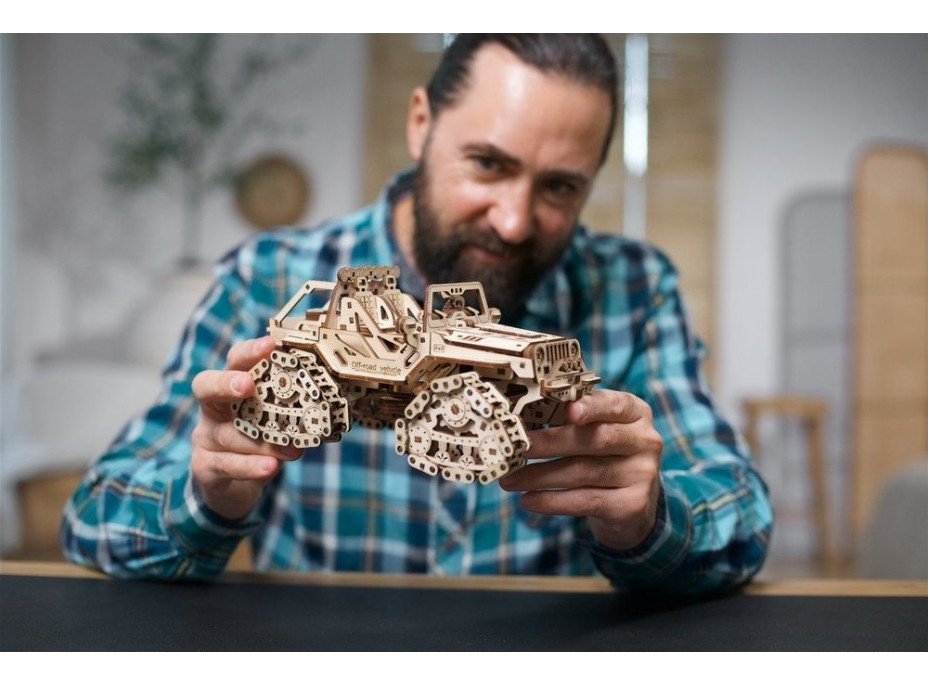 Ugears 3D drevené mechanické puzzle Pásové terénne vozidlo