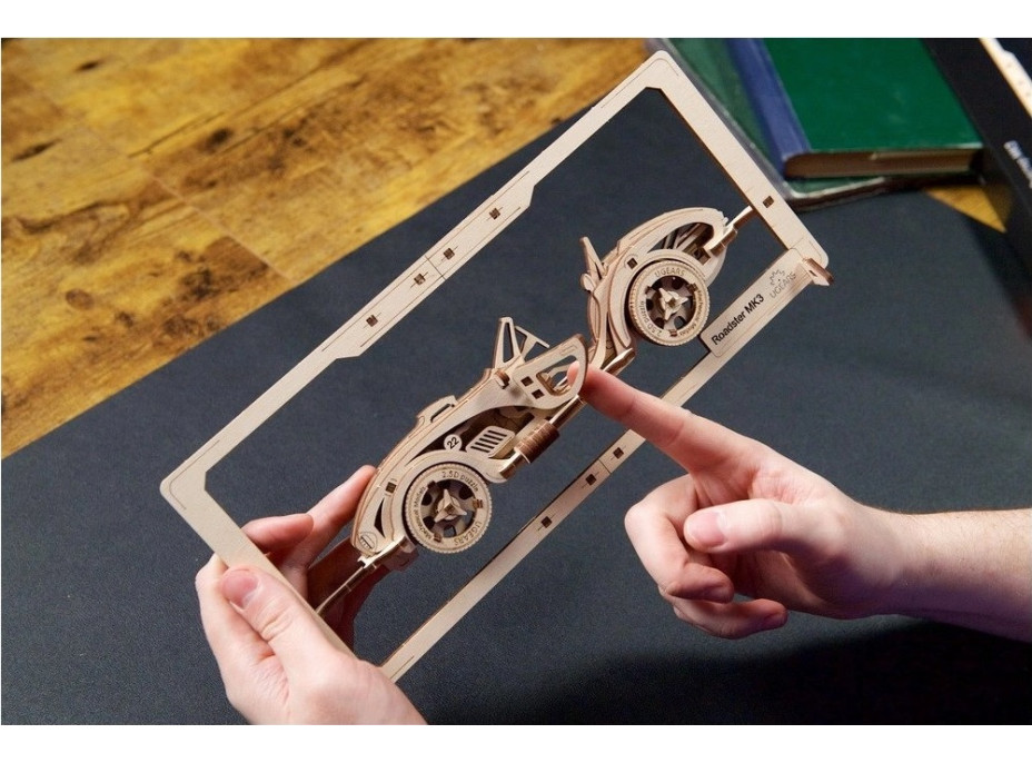 Ugears 2.5D drevené mechanické puzzle Roadster MK3