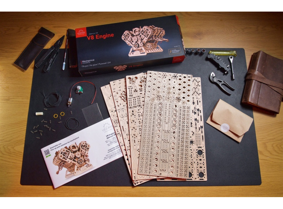 Ugears 3D drevené mechanické puzzle Motor V8