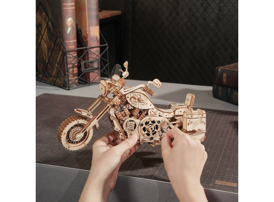 ROBOTIME Roker 3D drevené puzzle Cruiser Motorcycle 420 dielikov